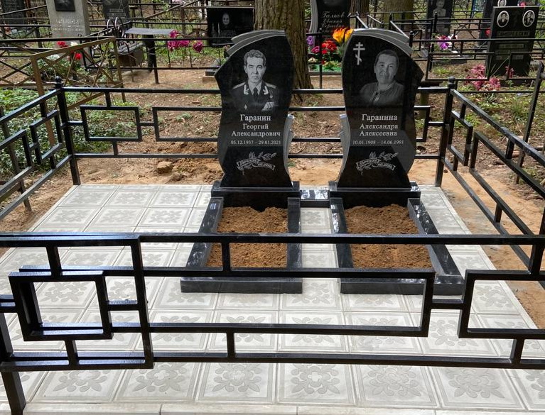 Двойное надгробие с двумя вертикальными стелами