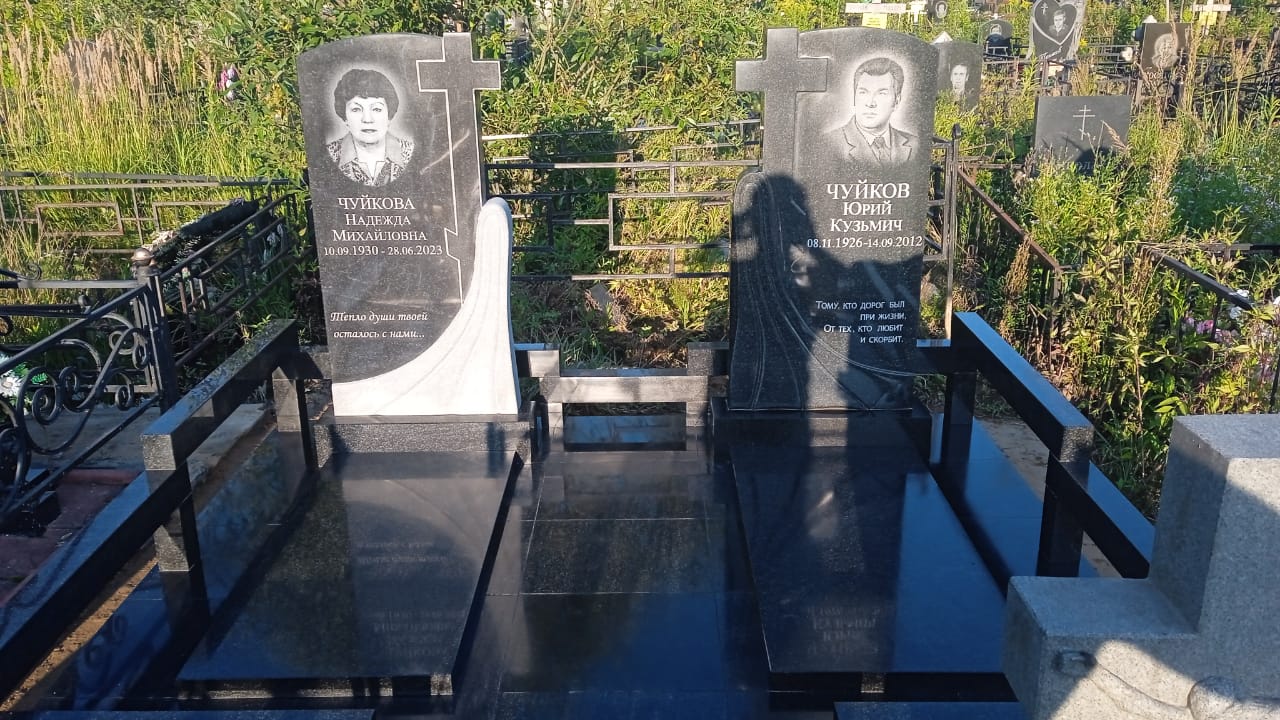 Комплексный памятник на могилу с гравировкой: изготовление и установка