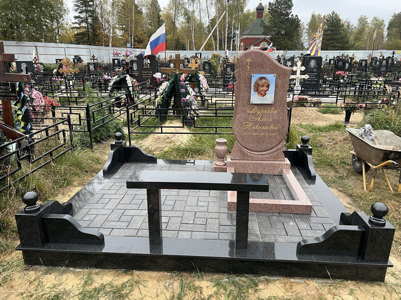 Комплексный памятник на могилу с гравировкой: изготовление и установка