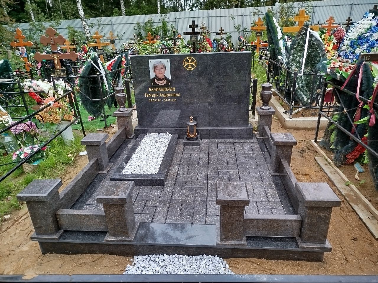 Комплексный памятник на могилу с гравировкой: изготовление и установка