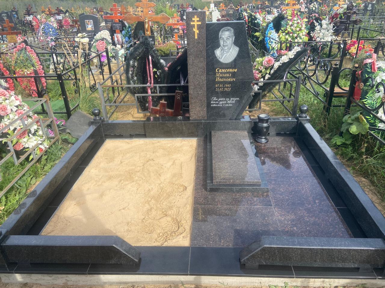 Комплексный памятник на могилу с гравировкой: изготовление и установка