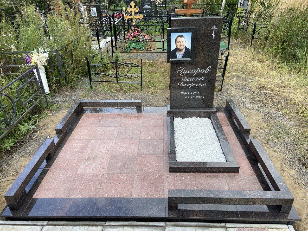 Комплексный памятник на могилу с гравировкой: изготовление и установка