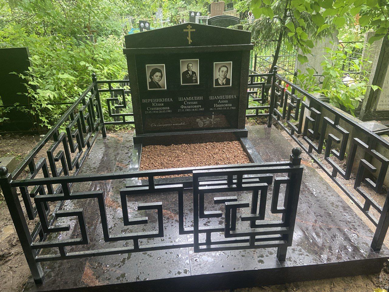 Комплексный памятник на могилу с гравировкой: изготовление и установка