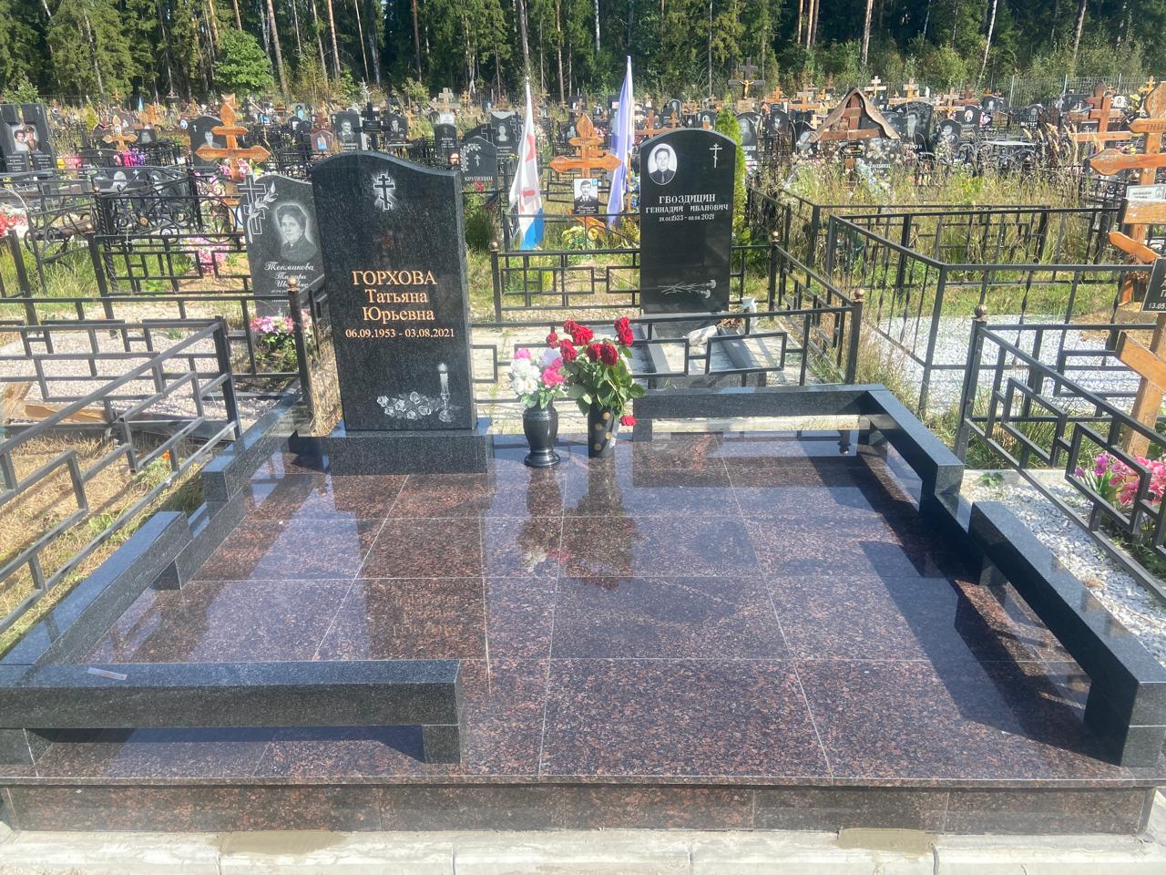 Комплексный памятник на могилу с гравировкой: изготовление и установка