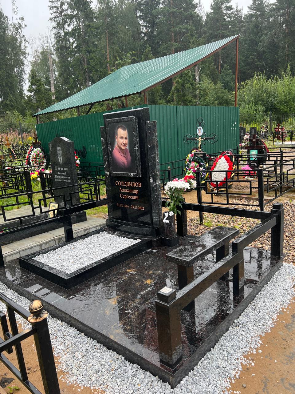 Комплексный памятник на могилу с гравировкой: изготовление и установка