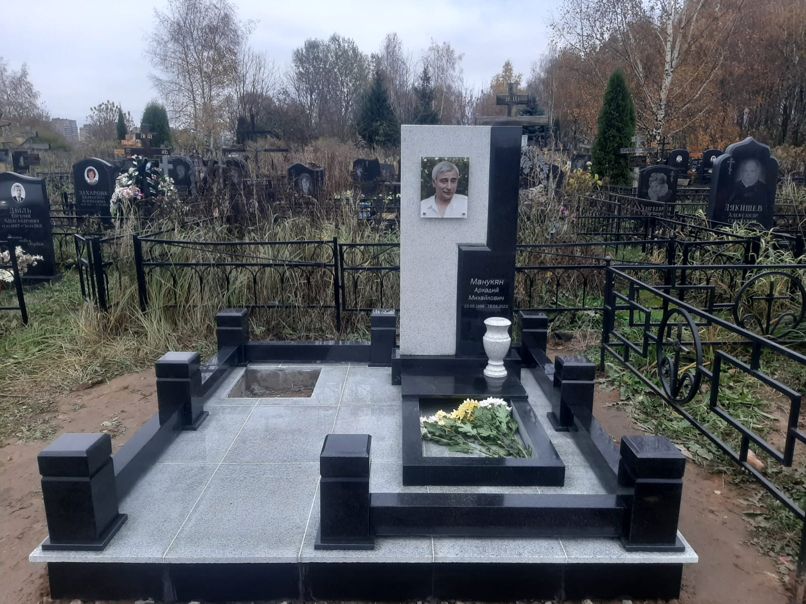 Комплексный памятник на могилу с гравировкой: изготовление и установка