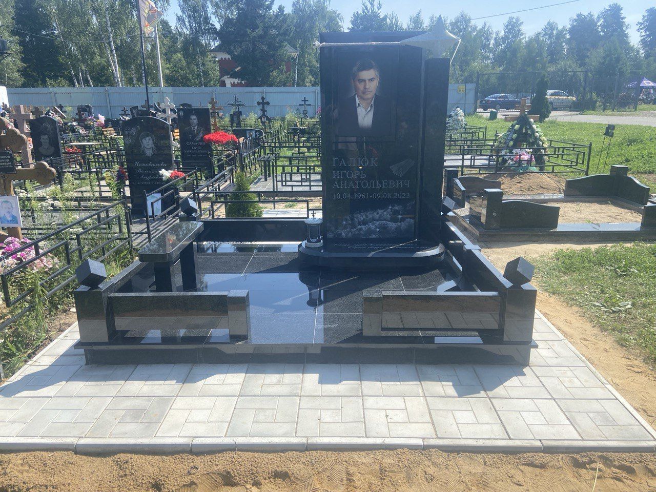 Комплексный памятник на могилу с гравировкой: изготовление и установка