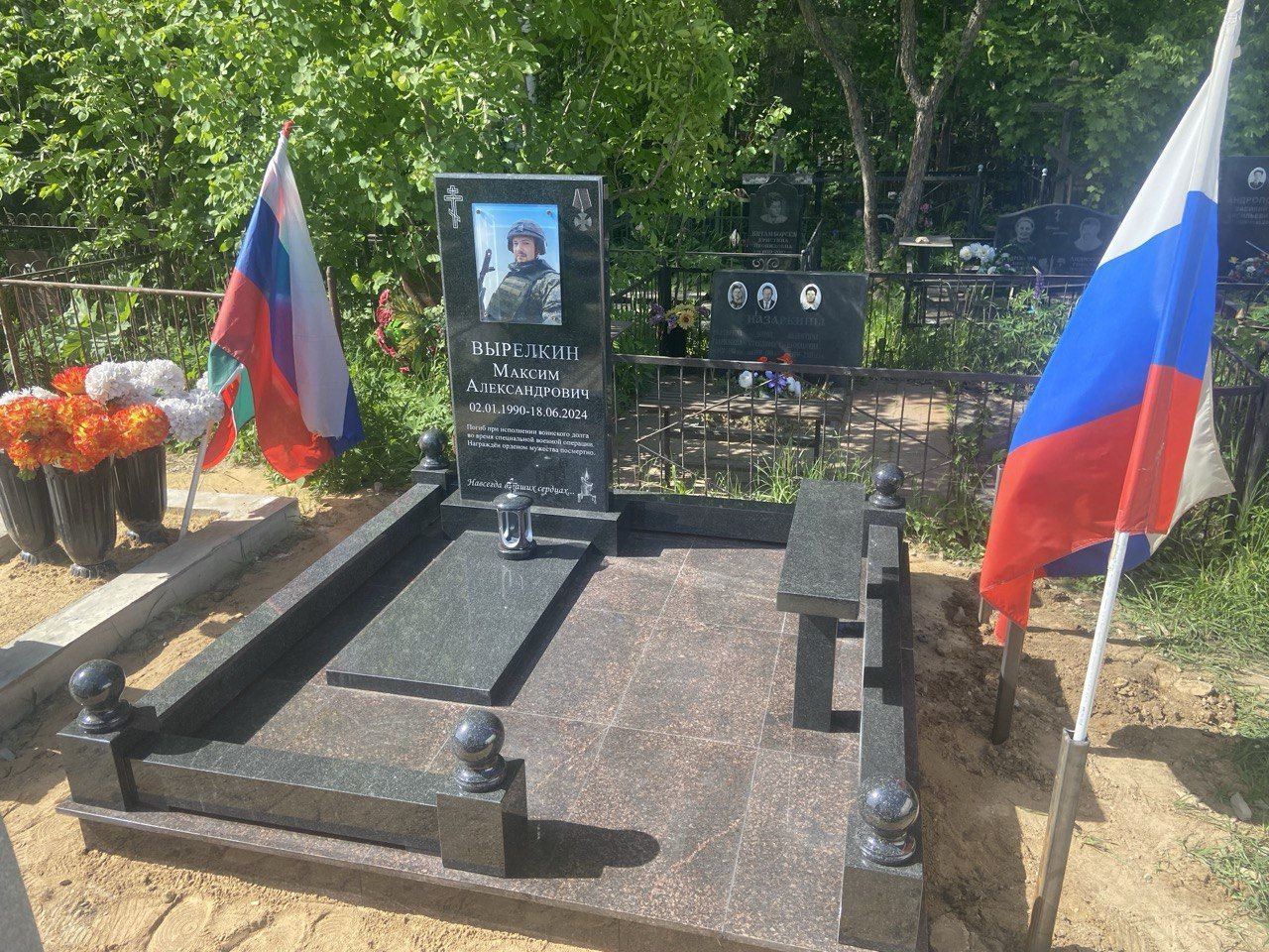 Комплексный памятник на могилу с гравировкой: изготовление и установка