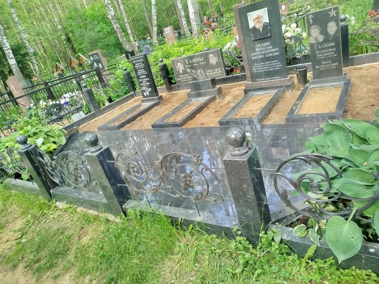 Комплексный памятник на могилу с гравировкой: изготовление и установка