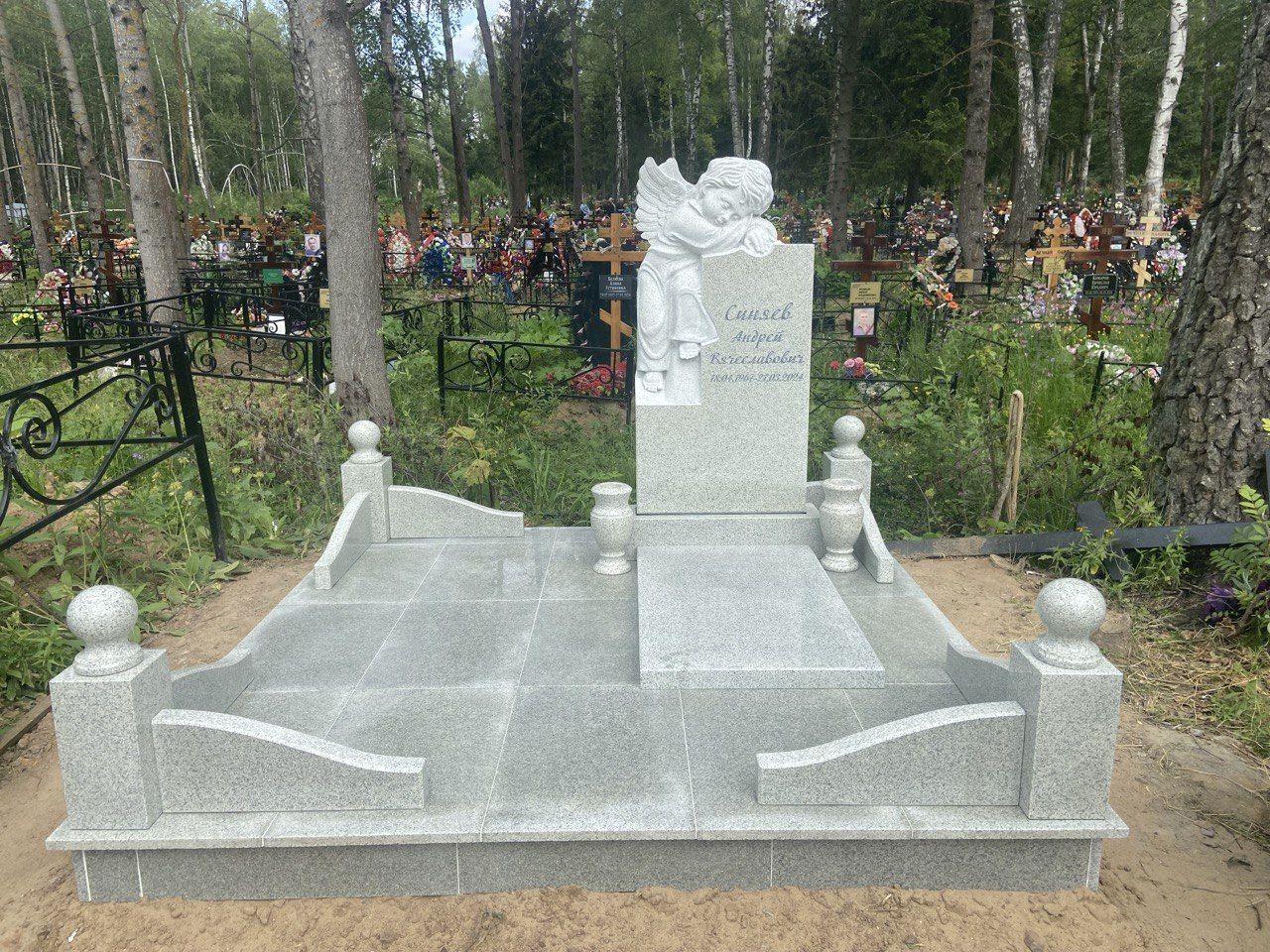 Комплексный памятник на могилу с гравировкой: изготовление и установка