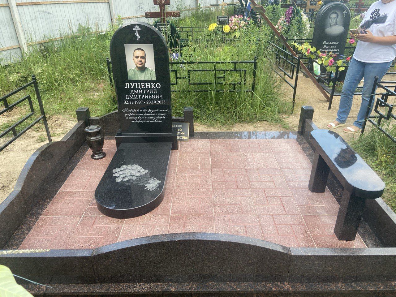 Комплексный памятник на могилу с гравировкой: изготовление и установка