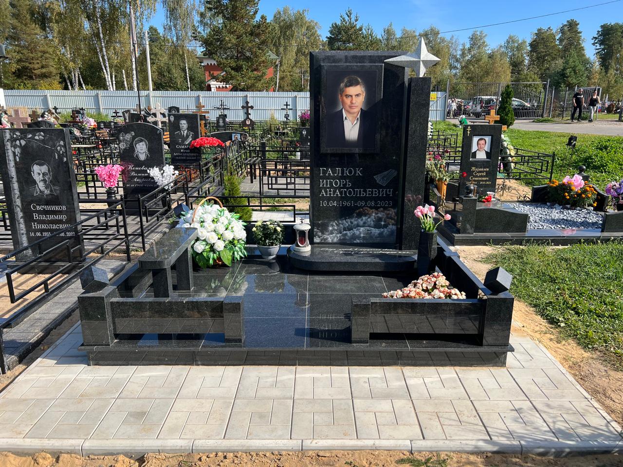 Комплексный памятник на могилу с гравировкой: изготовление и установка