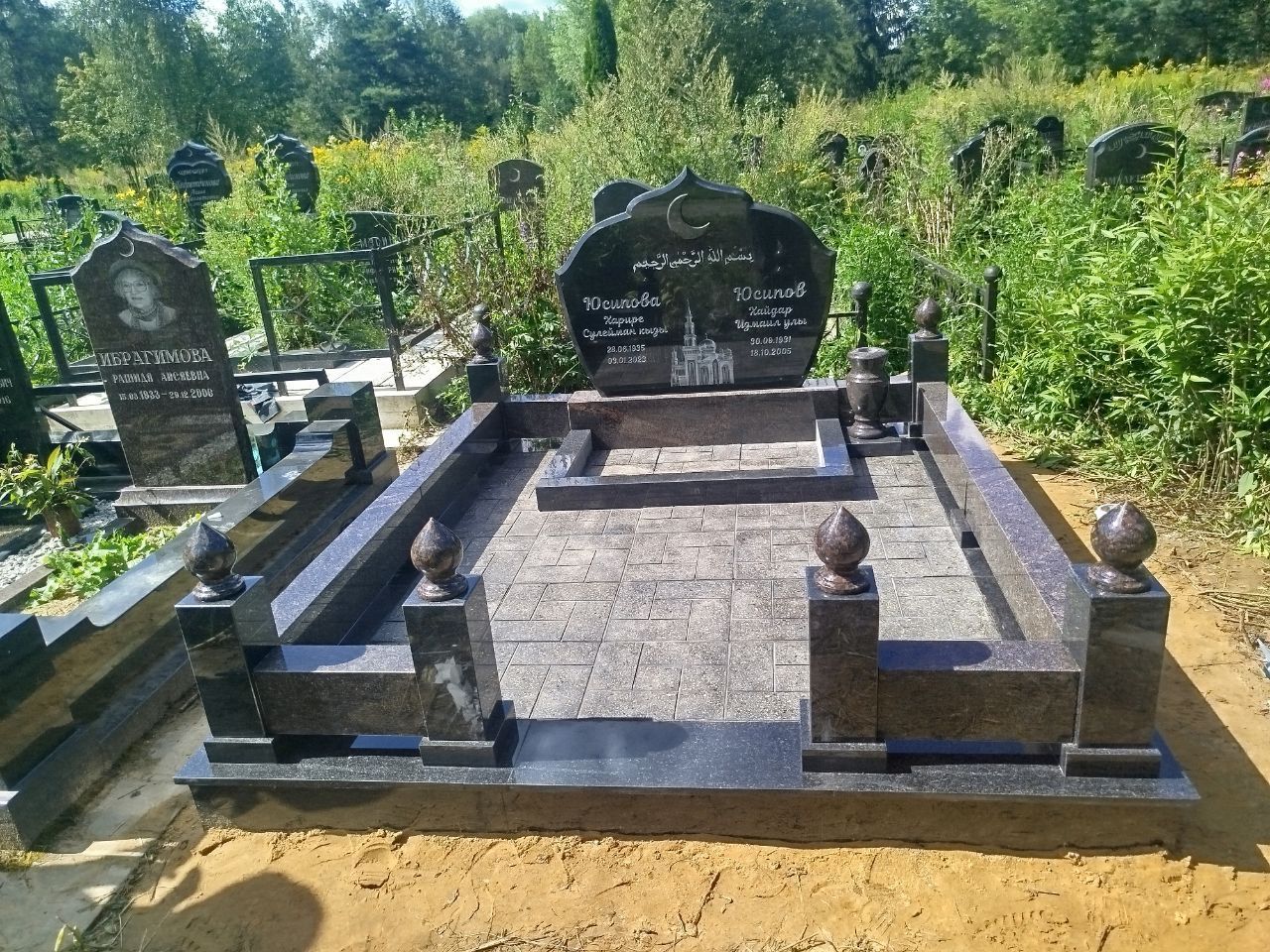 Комплексный памятник на могилу с гравировкой: изготовление и установка