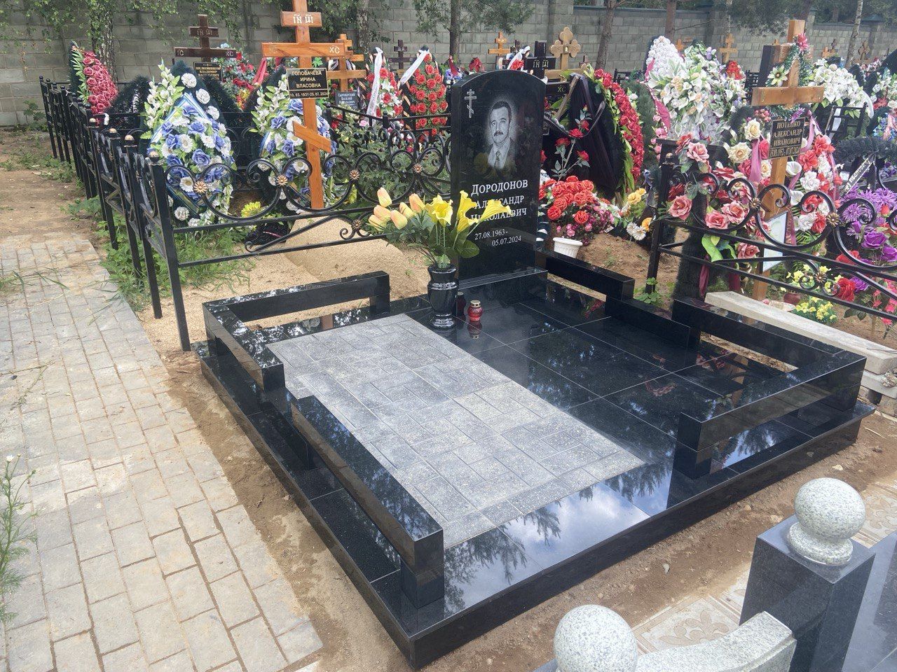 Комплексный памятник на могилу с гравировкой: изготовление и установка