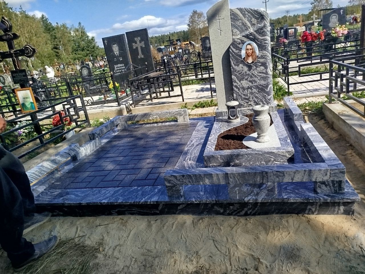 Комплексный памятник на могилу с гравировкой: изготовление и установка
