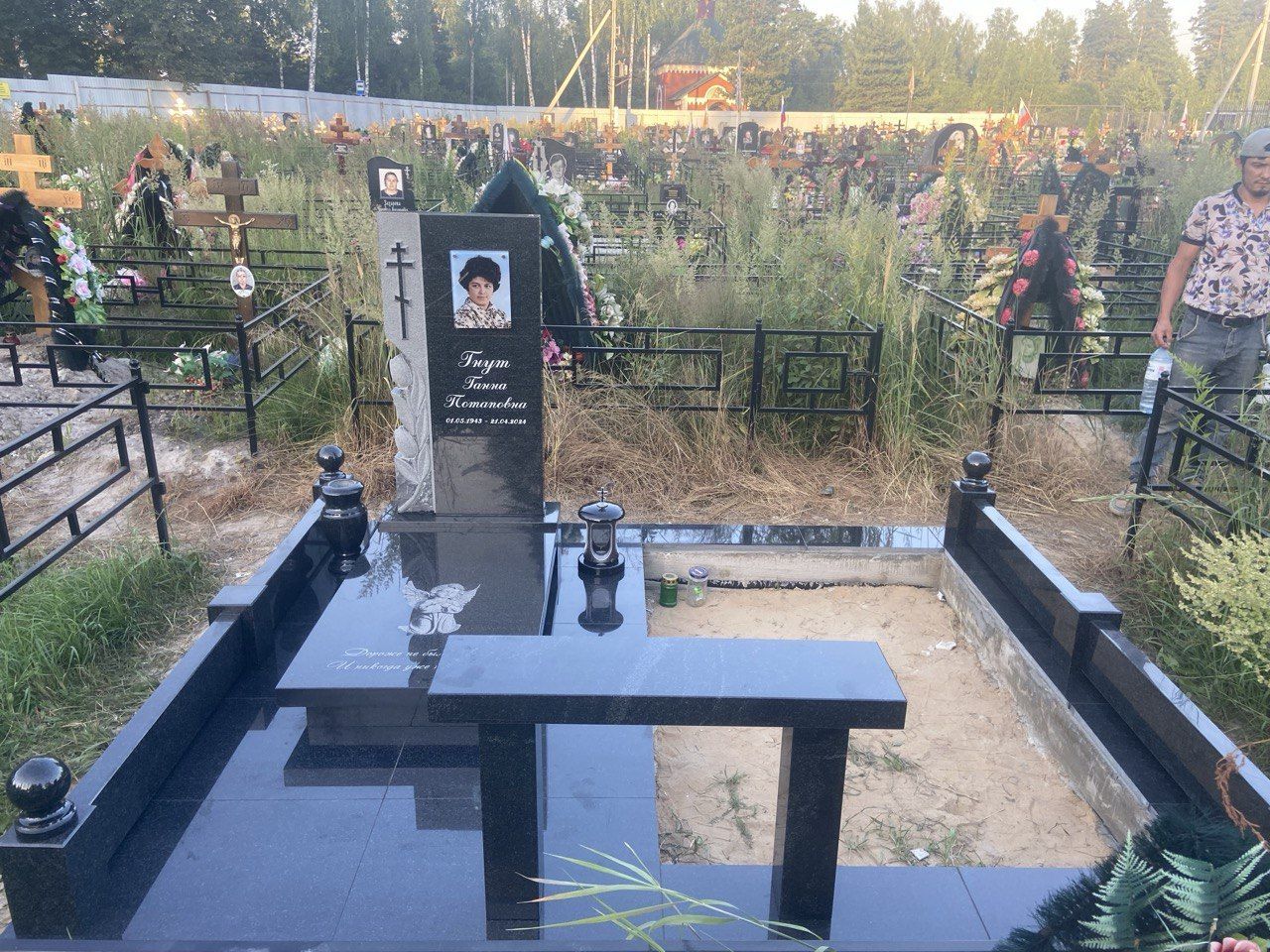 Комплексный памятник на могилу с гравировкой: изготовление и установка
