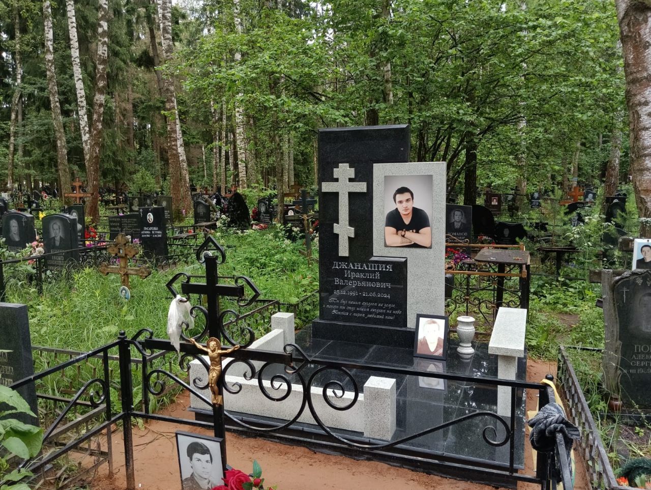Комплексный памятник на могилу с гравировкой: изготовление и установка