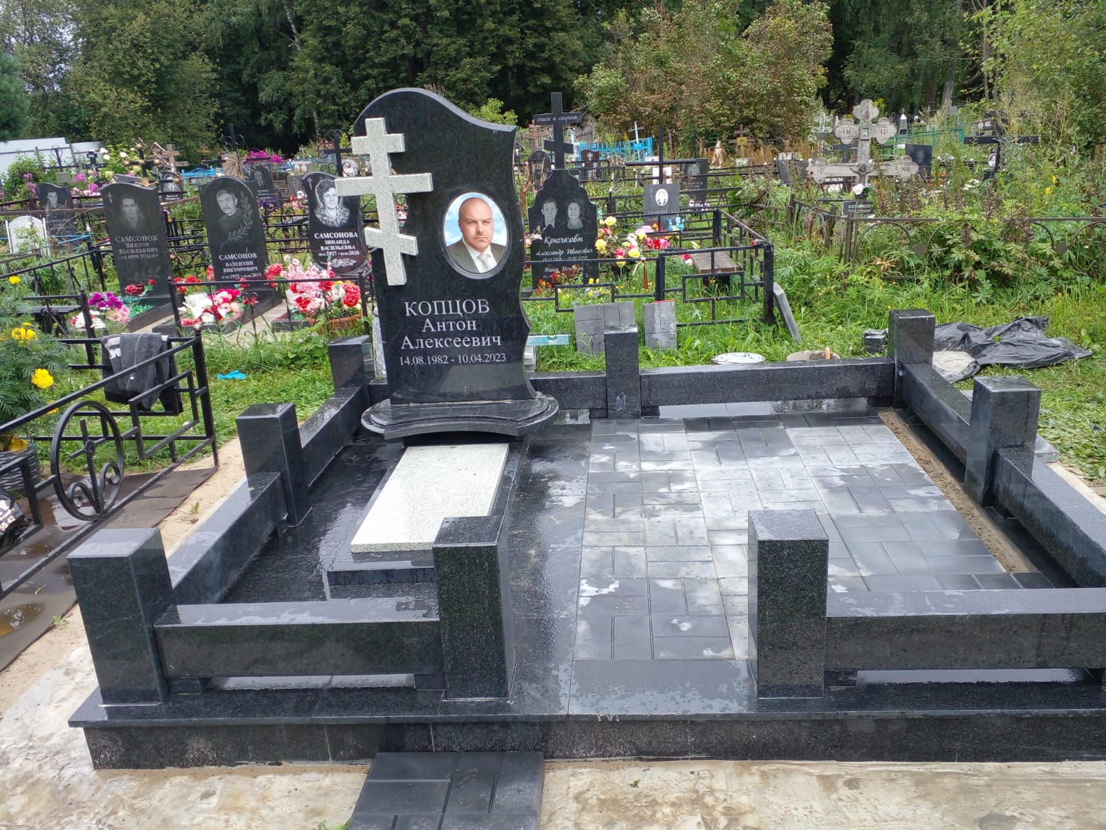 Комплексный памятник на могилу с гравировкой: изготовление и установка